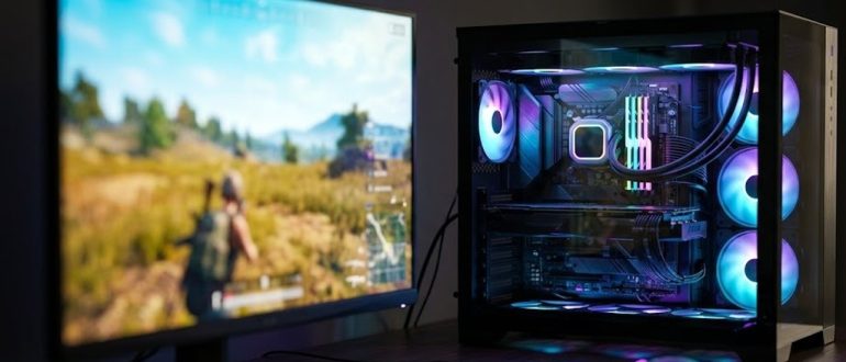 Игровой компьютер с подсветкой и монитором с открытым игровым миром