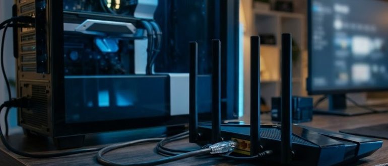 Игровой компьютер с сетевым кабелем, подключённым к роутеру